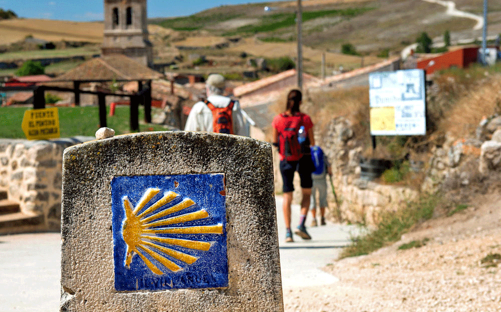 Cammino di Santiago la conchiglia indicazione lungo il percorso