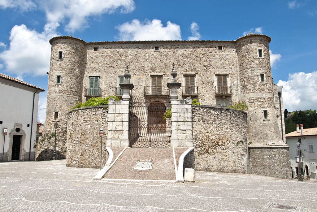 Castello Zungoli Da Terredicampania.it .jpg
