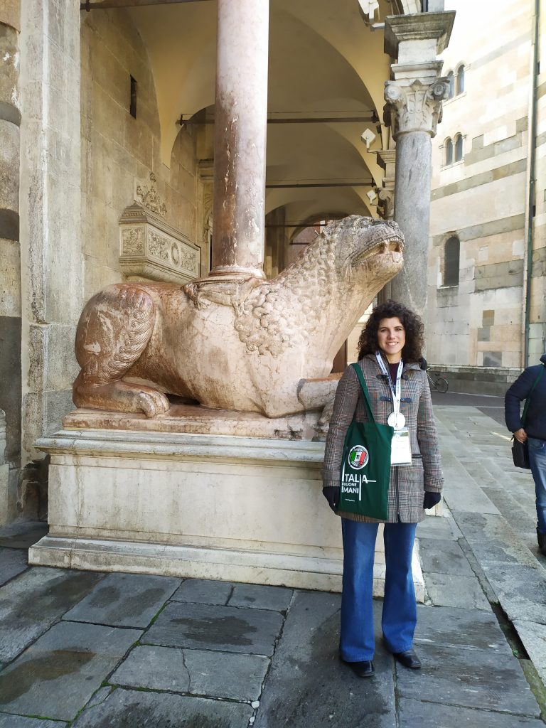 Una dipendente di Enel davanti a Santa Maria Maddalena, luogo Aperti per Voi di Cremona