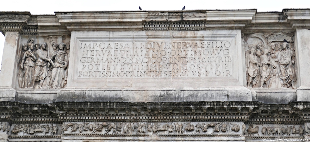 Epigrafe dedicatoria sull'Arco di Traiano