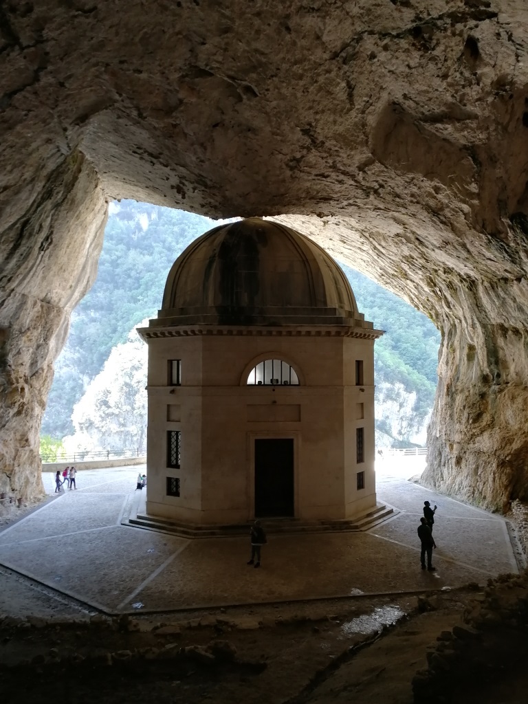 Genga Il Tempio Di Valadier Lib Roberta Conti (concorso Fotografico Monumenti D'italia Touring Club Italiano).jpg