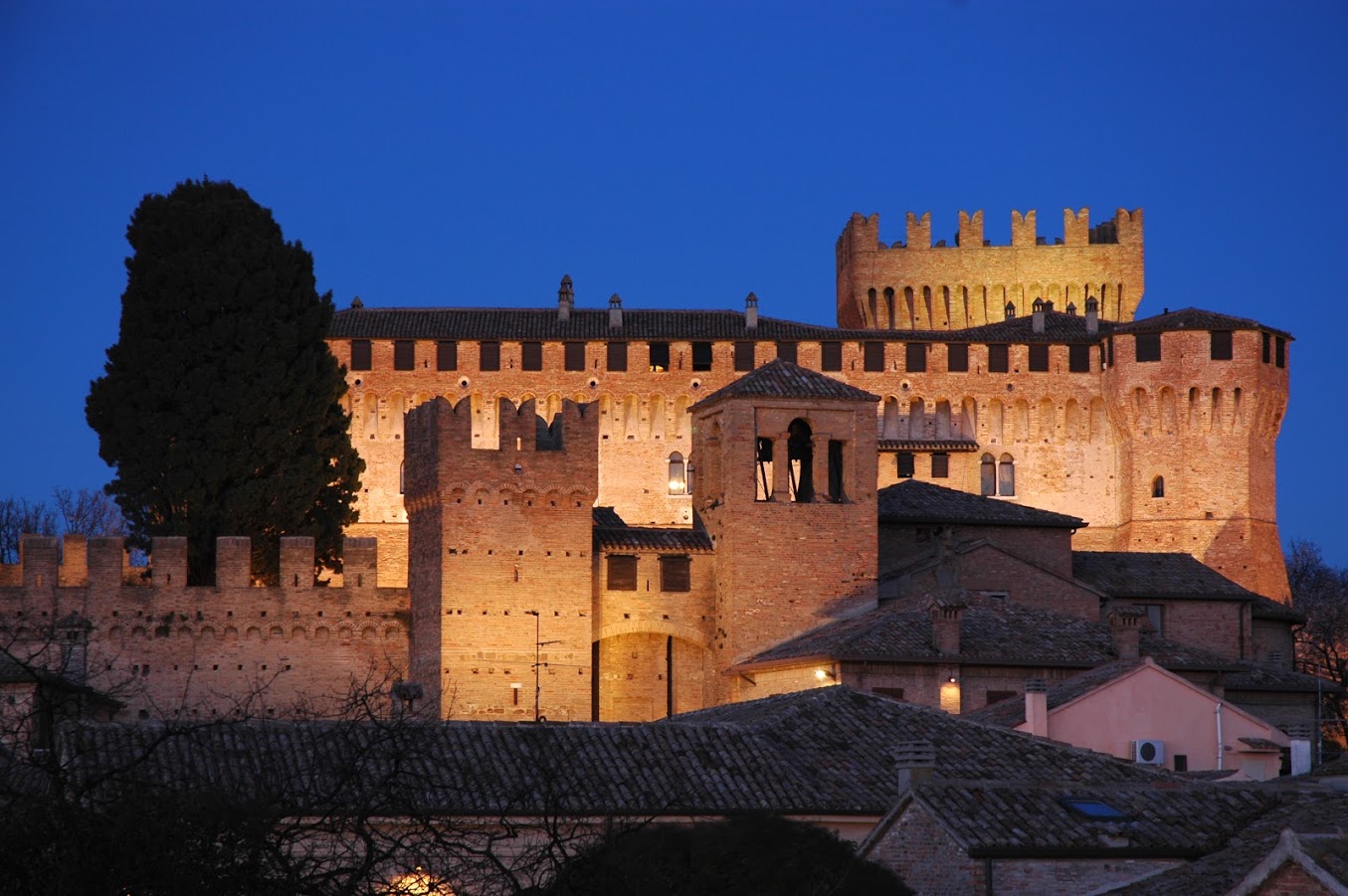 Gradara Castello Di Notte Lib Comune.jpg