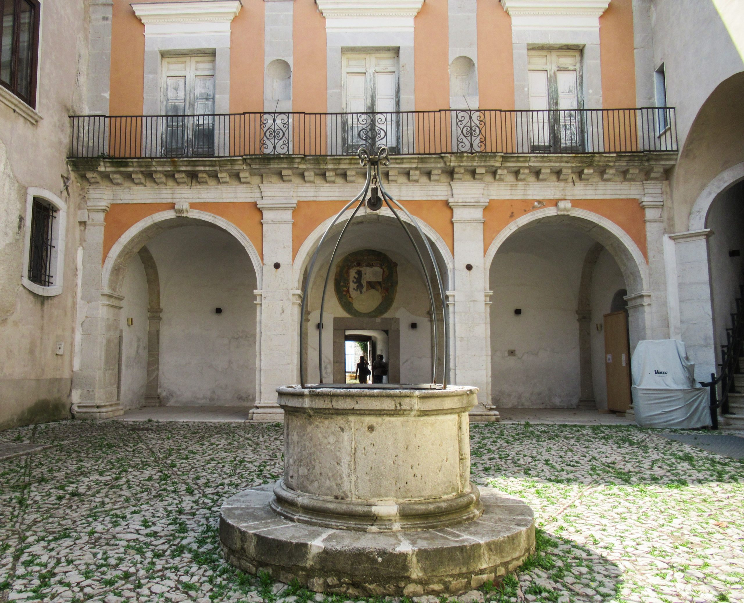 Gesualdo Castello cortile interno
