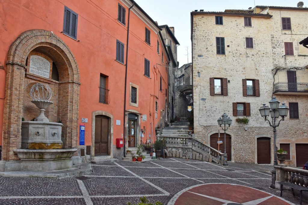 Piazza del borgo di Guarcino