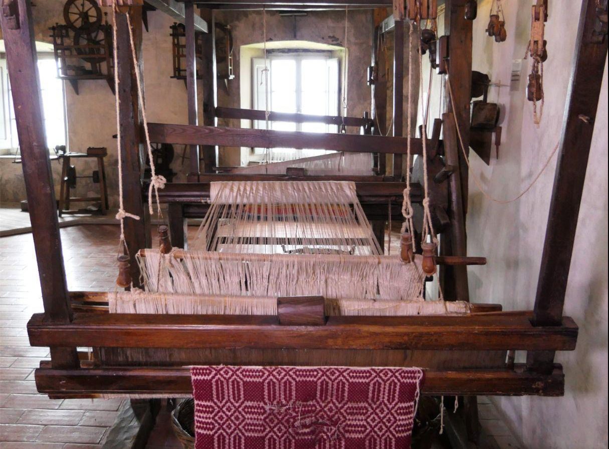 Telaio in legno a quattro licci nel Museo Etnografico provinciale Don Luigi Pellegrini di San Pellegrino in Alpe (Lucca)