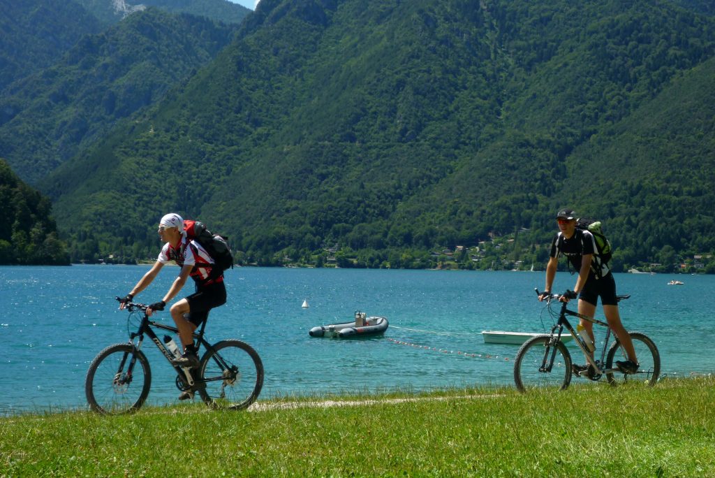 due mountain bike sulla riva del lago di Ledro