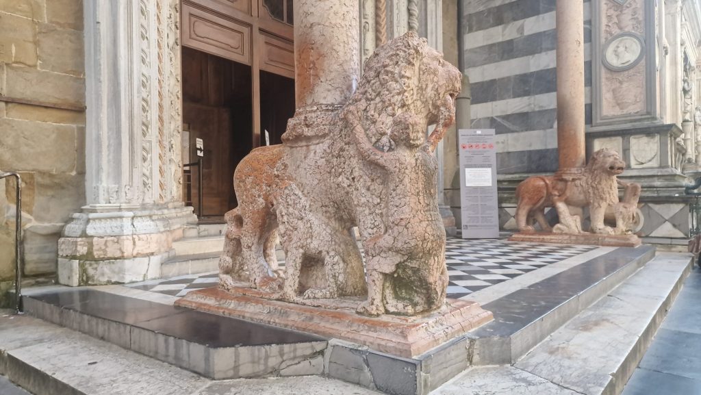 Immagine che contiene scultura, Scultura in pietra, aria aperta, leone
Il contenuto generato dall'IA potrebbe non essere corretto.