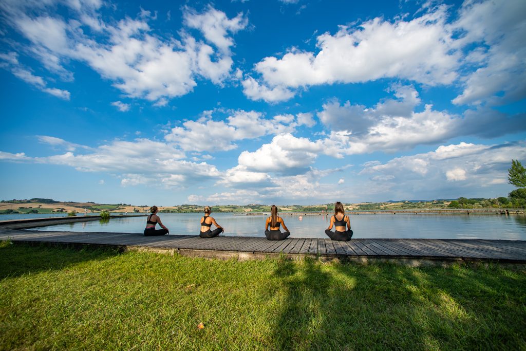Pratica meditativa sulle rive del lago di Chiusi