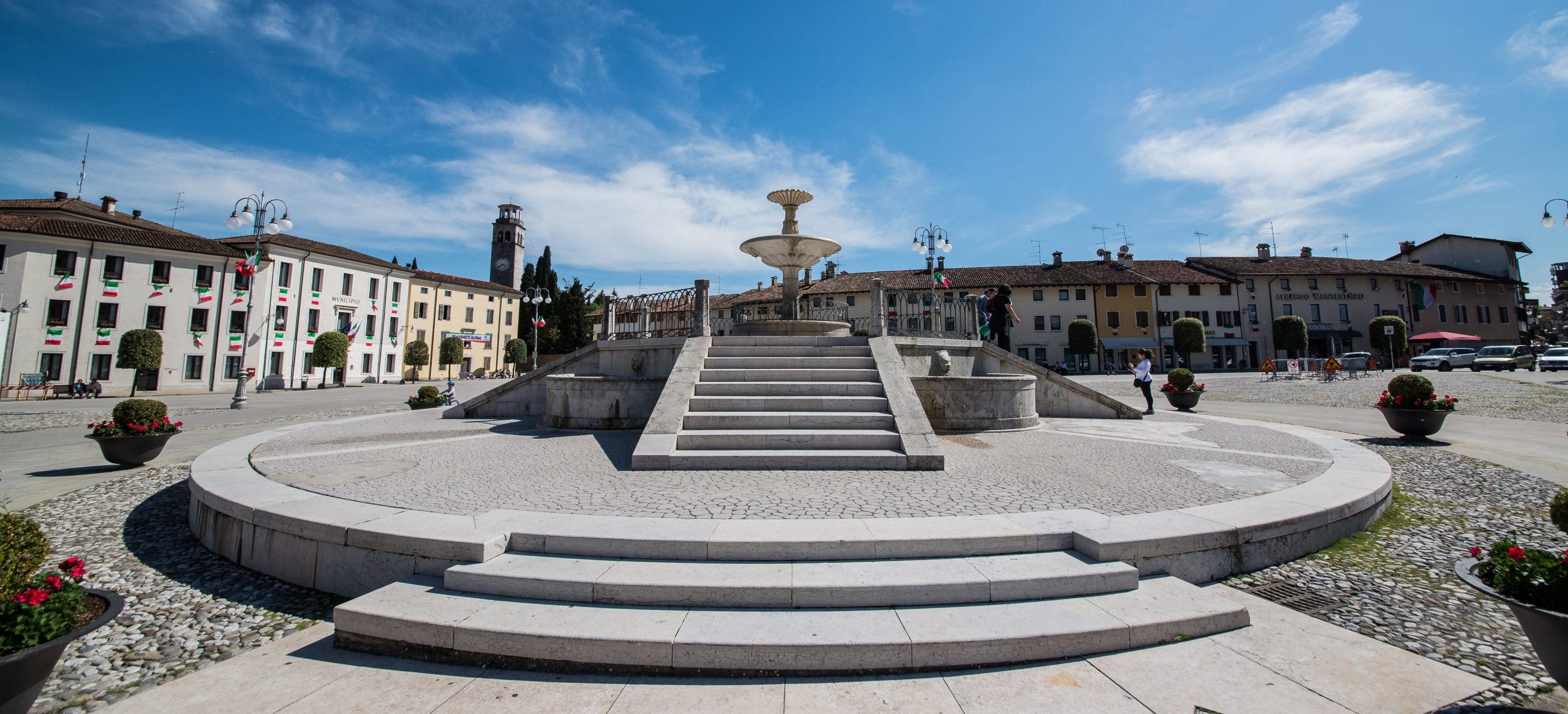 Maniago Piazza Italia Lib Comunita Montana Friuli Occidentale.jpg