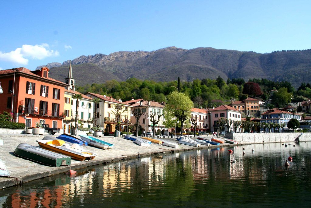 Barche stese al sole sul lungolago di Mergozzo