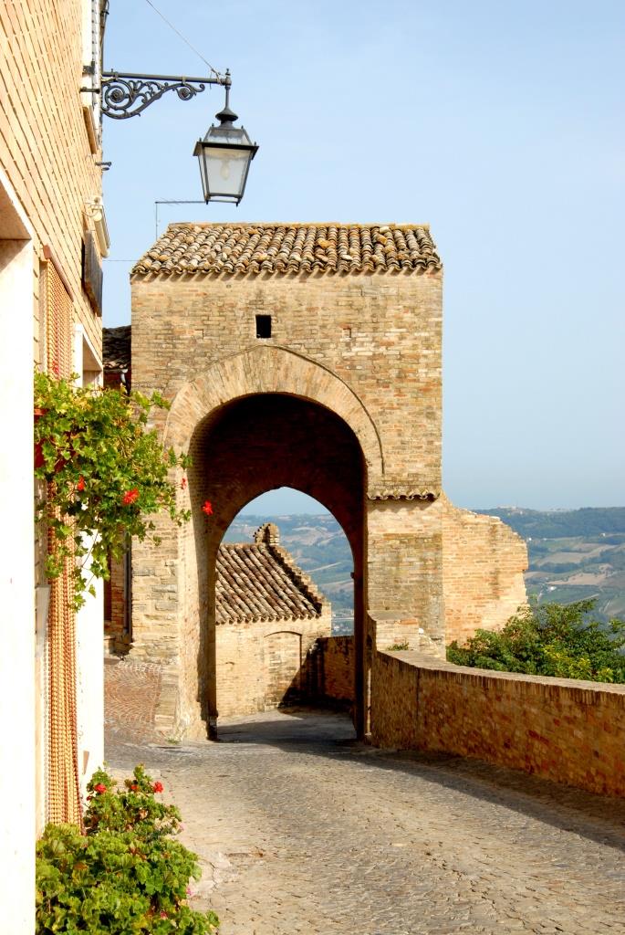 Monterubbiano Porta San Basso Lib Comune.jpg