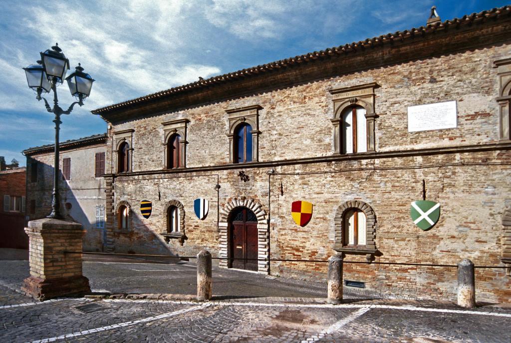Monterubbiano Palazzo Calzecchi Onesti Lib Comune.jpg