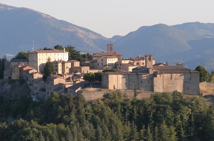 MONTONE_Panorama da Monte Bestia_LIB COMUNE.jpg