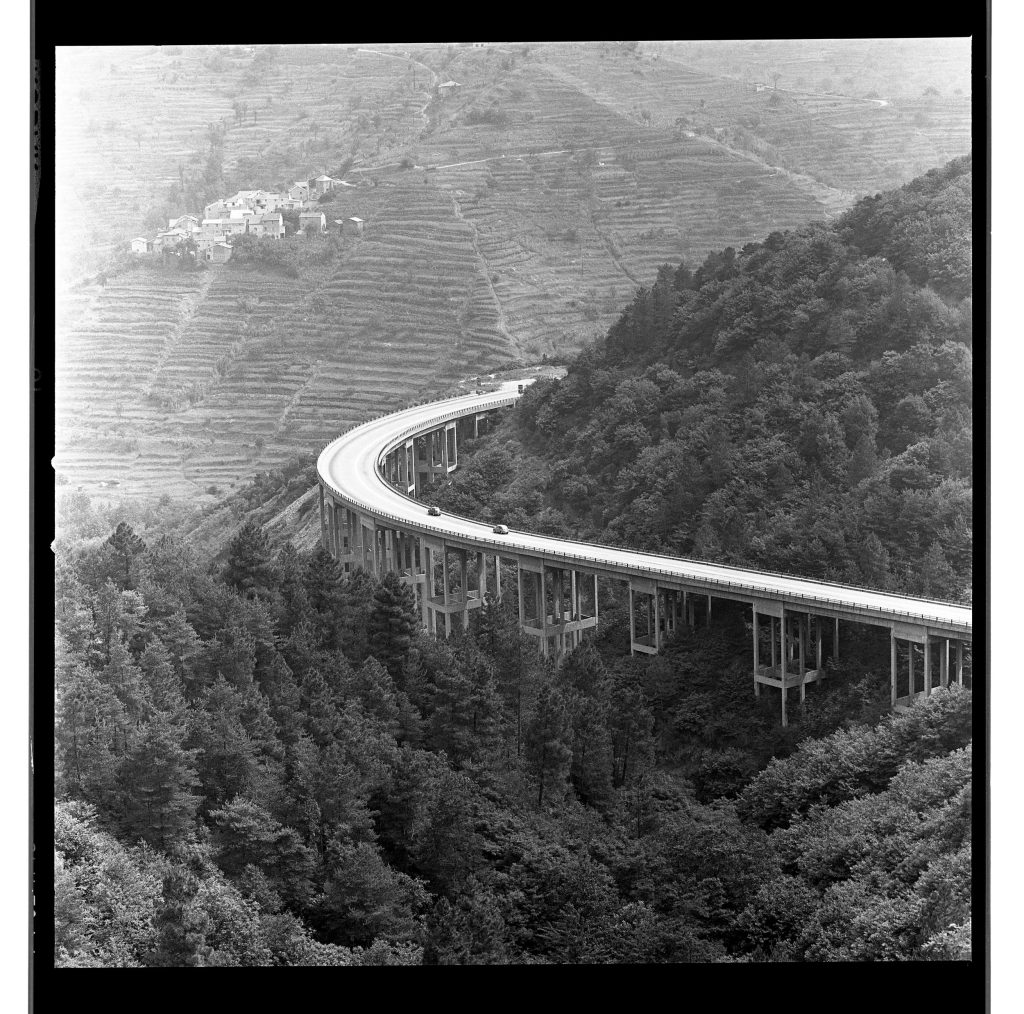 Pepi Merisio – Viadotto del Colle di Cadibona(SV), 1969 - Archivio fotografico Sestini (Museo delle storie di Bergamo)
