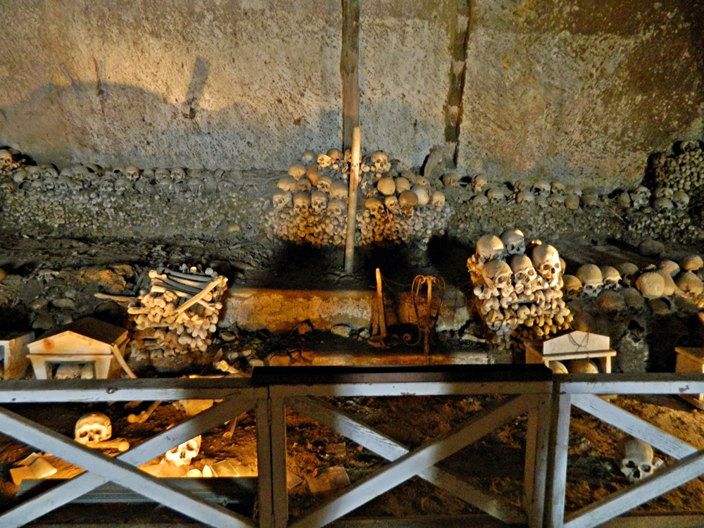 Napoli - Cimitero delle Fontanelle - galleria centrale