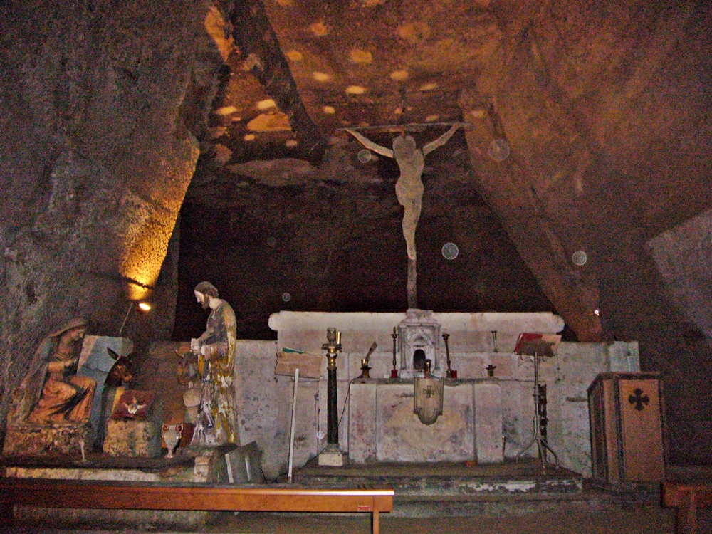 Napoli - Cimitero delle Fontanelle - il presepe e il crocefisso