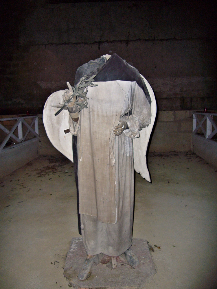 Napoli - Cimitero delle Fontanelle - la statua acefala del monacone san Vincenzo Ferrer