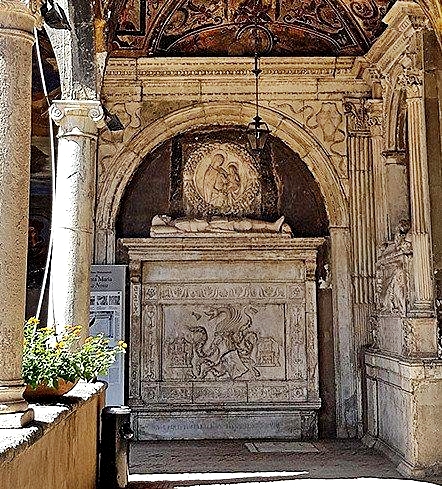Napoli - Santa Maria La Nova -presunta tomba di Vlad III