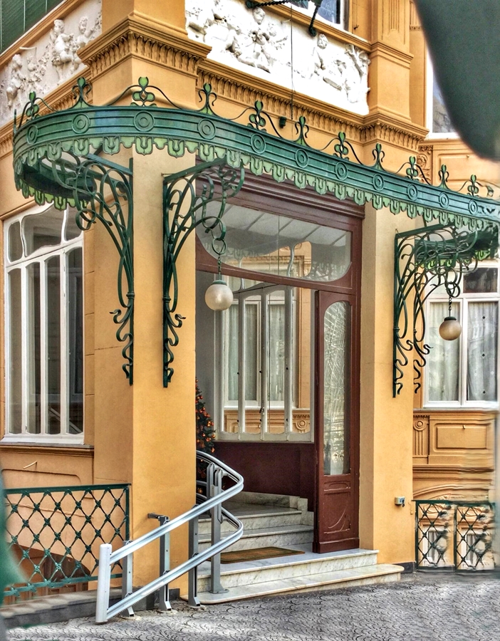 Napoli ingresso palazzina Rocco