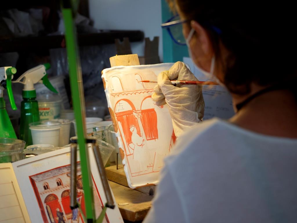 Portico San Benedetto Lucia Gennaretti Dipinge Nel Suo Laboratorio Di Ceramiche Lib Cesura Luca Santesesal2020tour009g00633.jpg