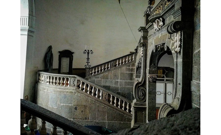 Palazzo Serra di Cassano particolare della scalinata