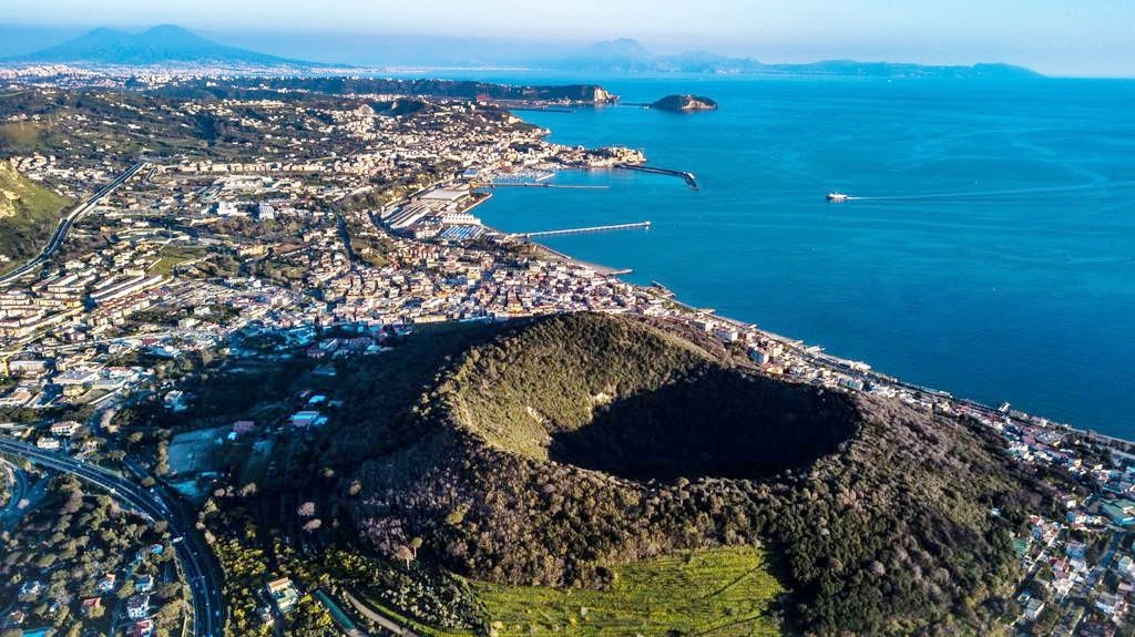 Panorama dall'alto di Monte Nuovo e Pozzuoli in alto a sx il Vesuvio