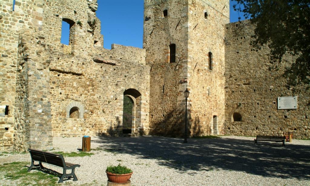 Piazza Querciola Antistante Il Castello Dei Vescovi Di Luni.jpg