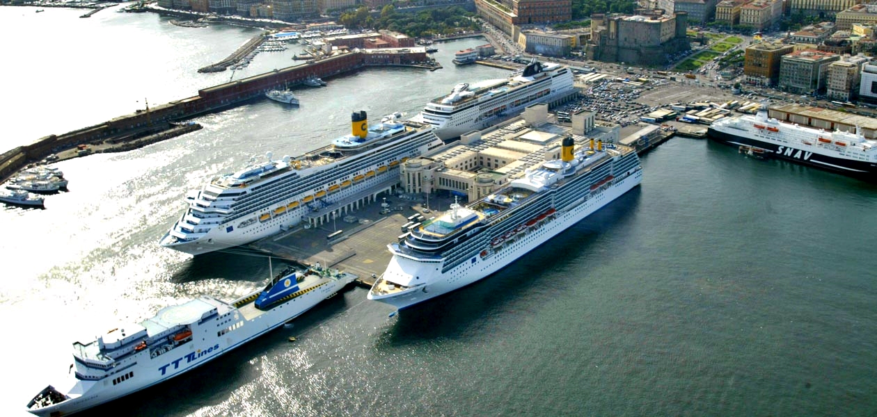Porto di Napoli navi da crociera e Stazione Marittima