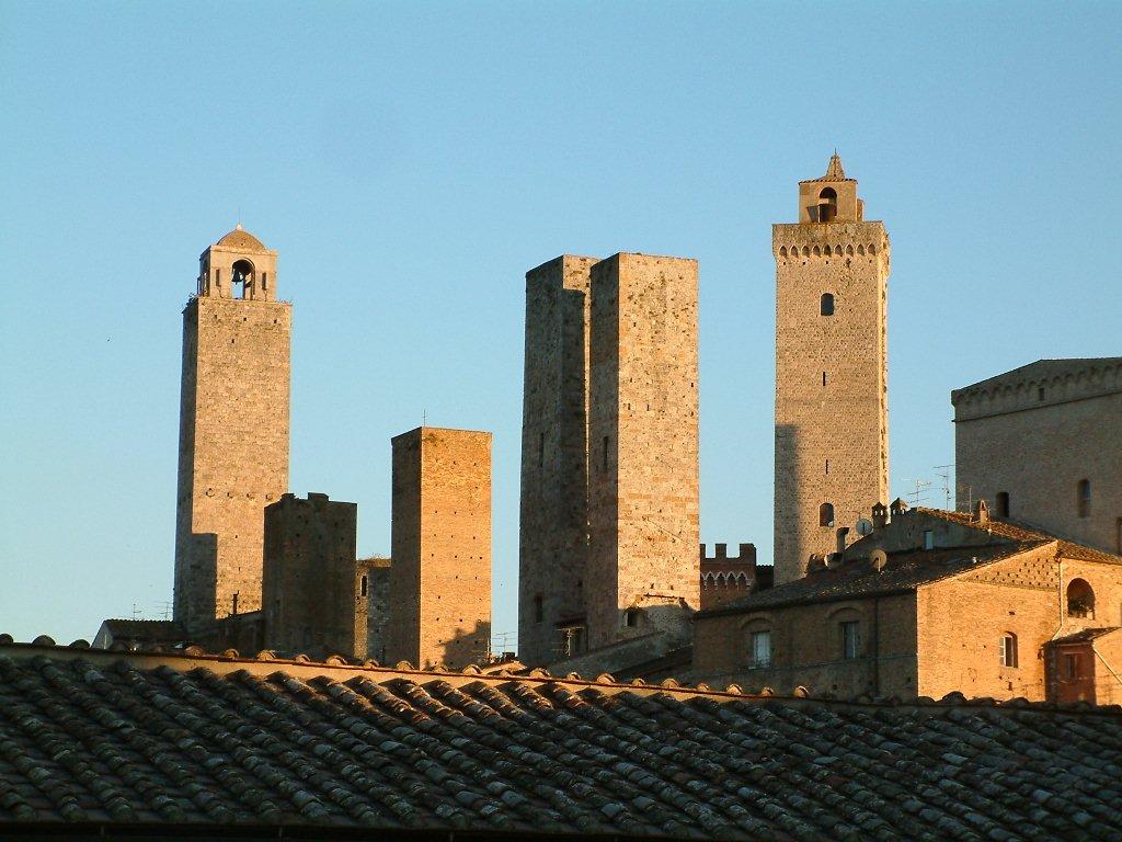 San Gimignano Torri Versante Nord Lib Comune.jpg