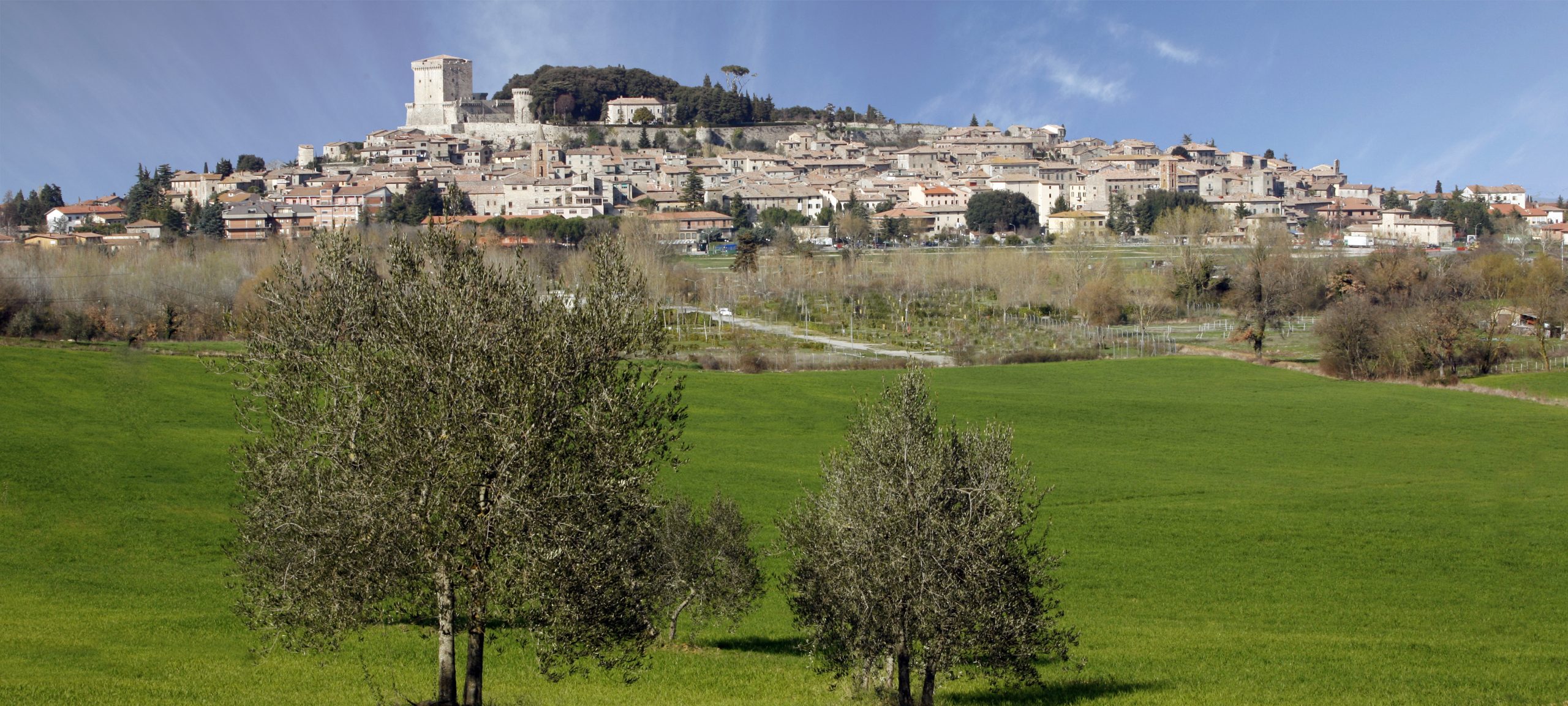 Sarteano Panorama Lib Comune.jpg