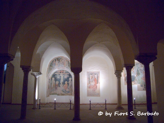 Sant'agata De' Goti Cripta Del Duomo 3.jpg