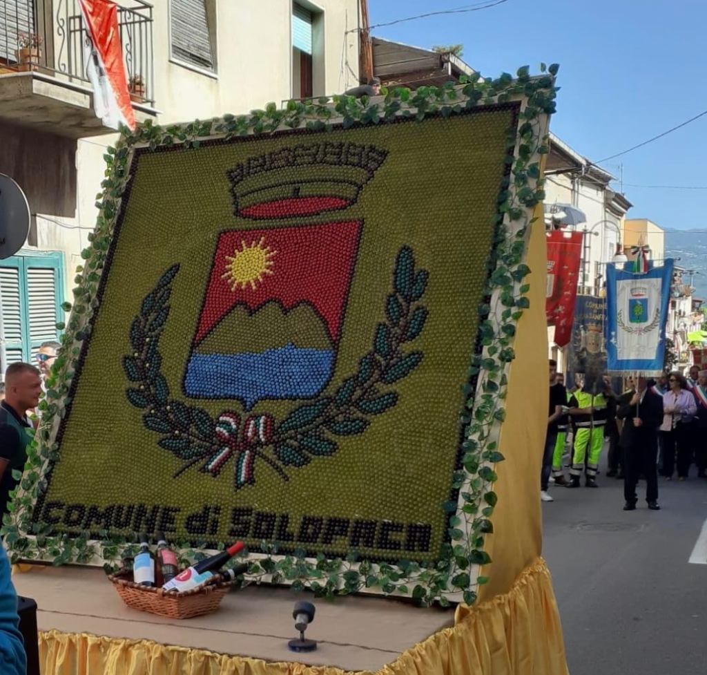 Solopaca stemma del paese alla Festa dell'Uva