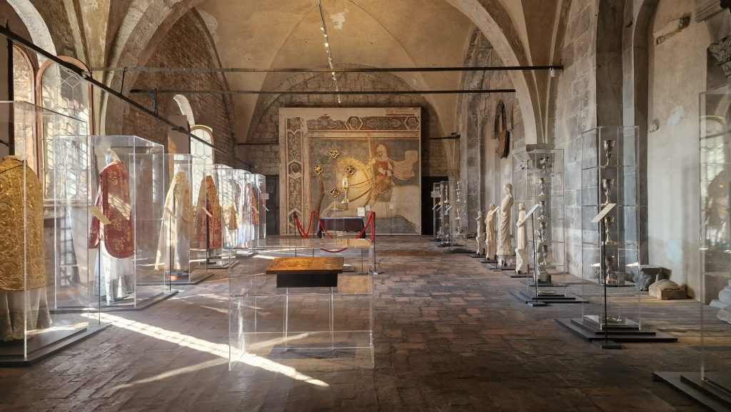 Immagine che contiene interno, arte, dipinto, edificio
Il contenuto generato dall'IA potrebbe non essere corretto.