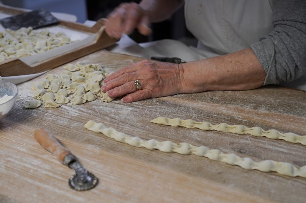 Preparazione dei tipici ravioli di Vallebona