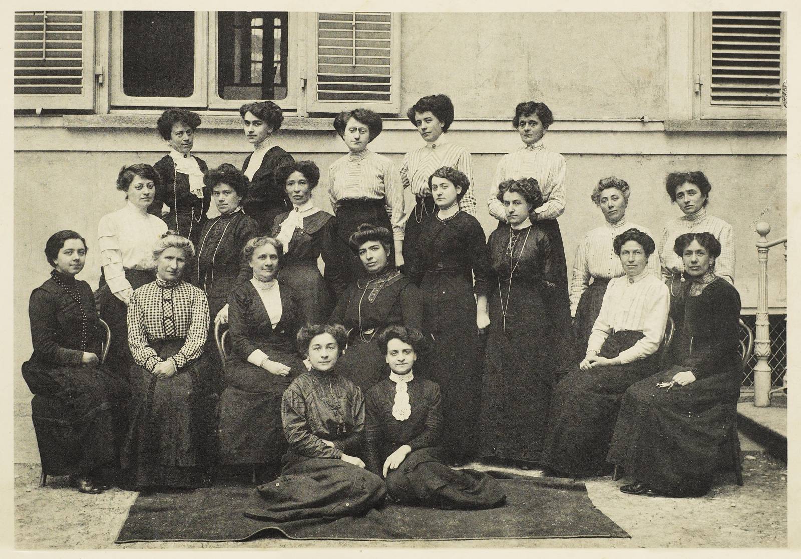 Direttrice e docenti dell'Educatorio Principessa Isabella delle Opere Pie San Paolo nel 1912 (foto Archivio Storico Intesa San Paolo)
