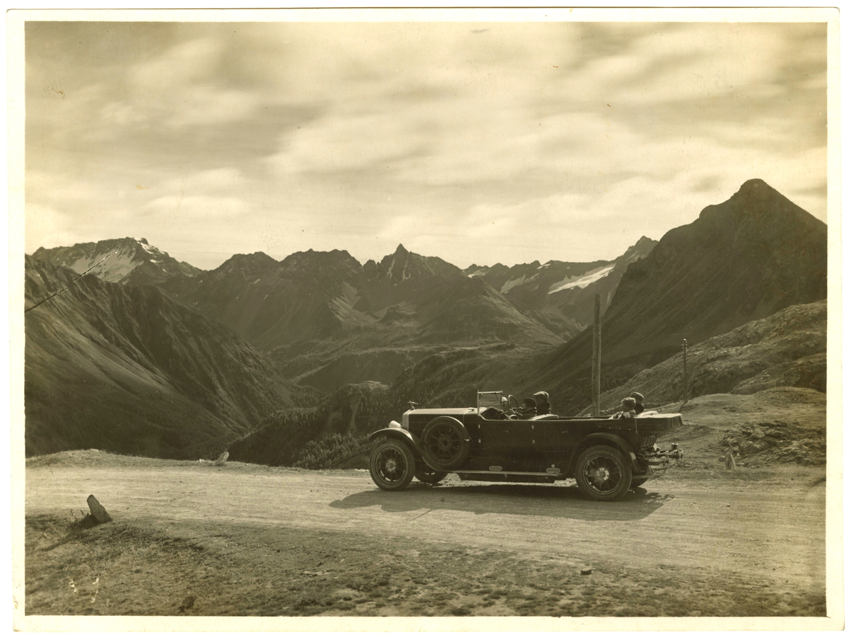 Un'automobile al Passo del Bernina nel 1930, dopo che cadde il divieto di circolazione (Foto Archivio Tci)