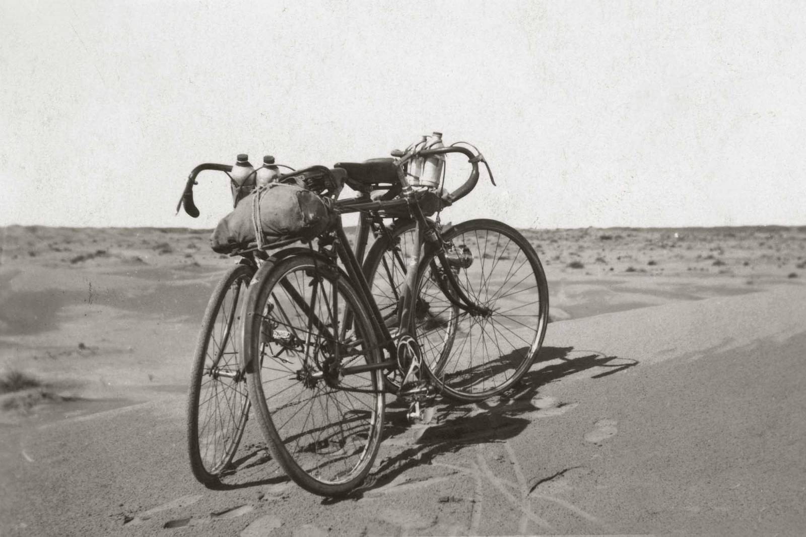 FOTO "BICICLETTE" (Avventure ciclistiche nel deserto della Libia, ca. 1930).