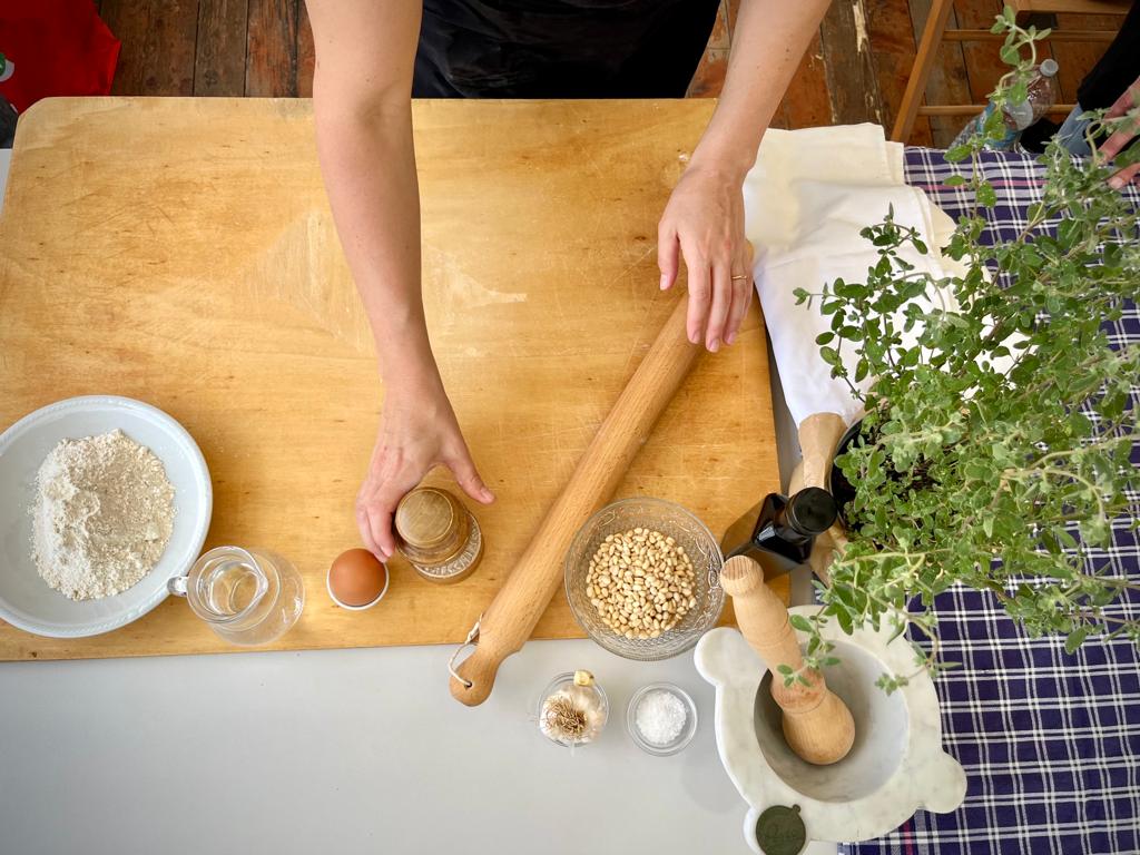Preparazione dei croxetti di Varese Ligure