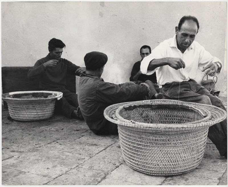 Gallipoli, pescatori intrecciano nasse - Berengo Gardin, 1967