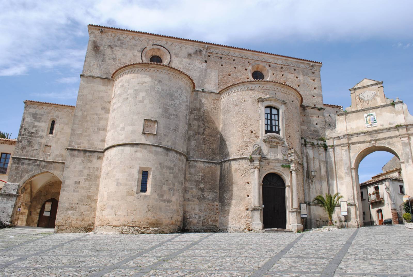 Gerace - Cattedrale e Porta dei Vescovi - Foto di S. La Rosa
