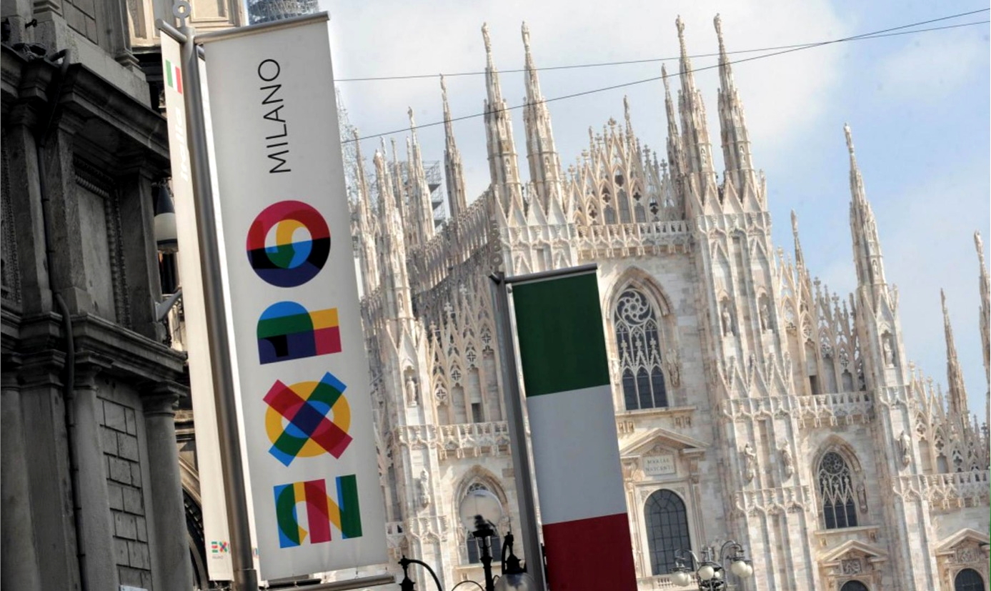 Il Duomo di Milano e i vessilli di Expo 2015