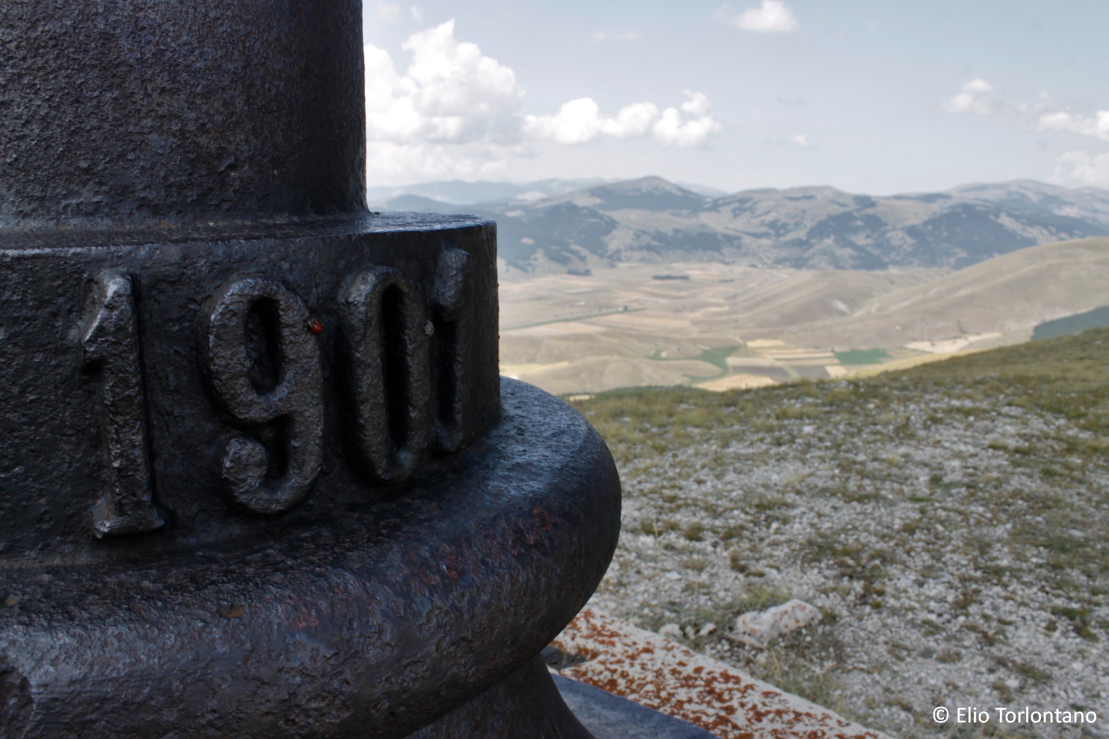 La data di realizzazione della croce monumentale posta sulla vetta del Monte Calvario. Sullo sfondo il Piano delle Cinque Miglia.