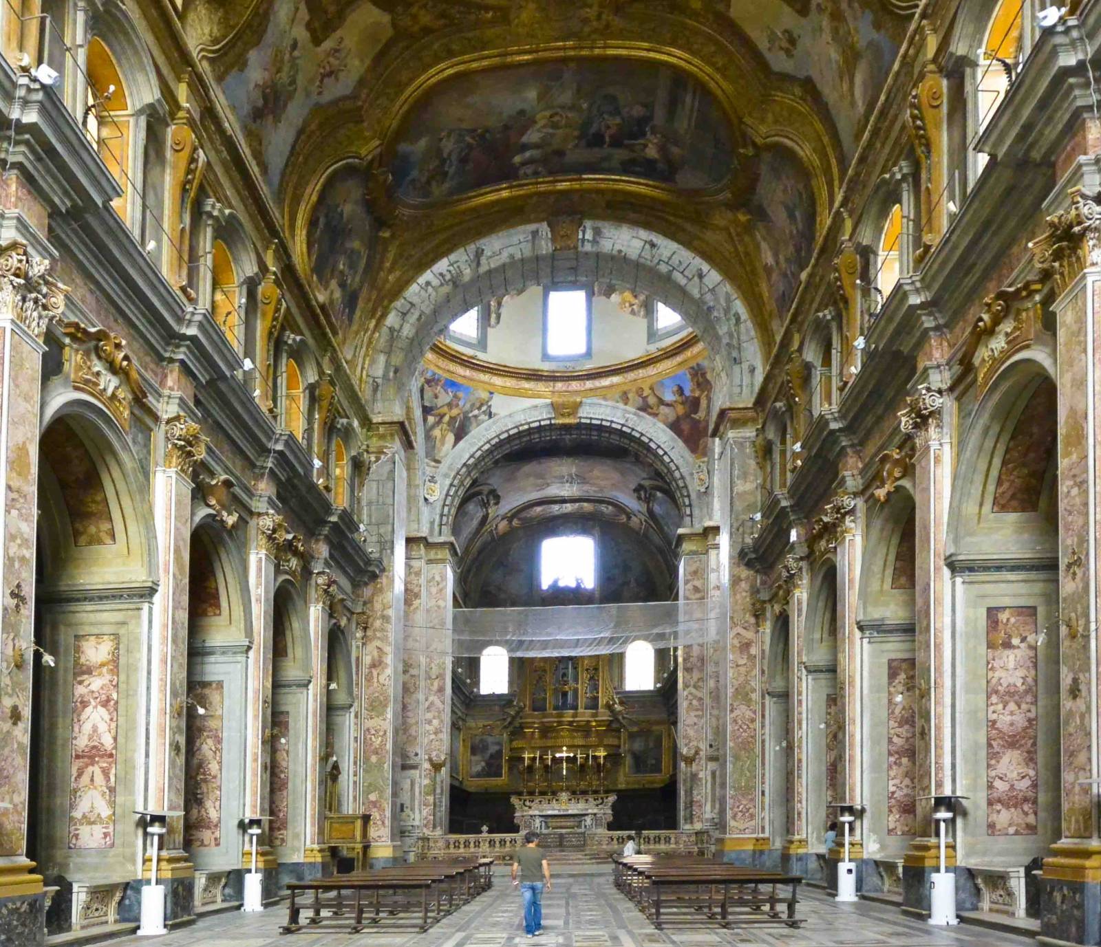 Interno della chiesa dei Ss. Severino e Sossio a Napoli.