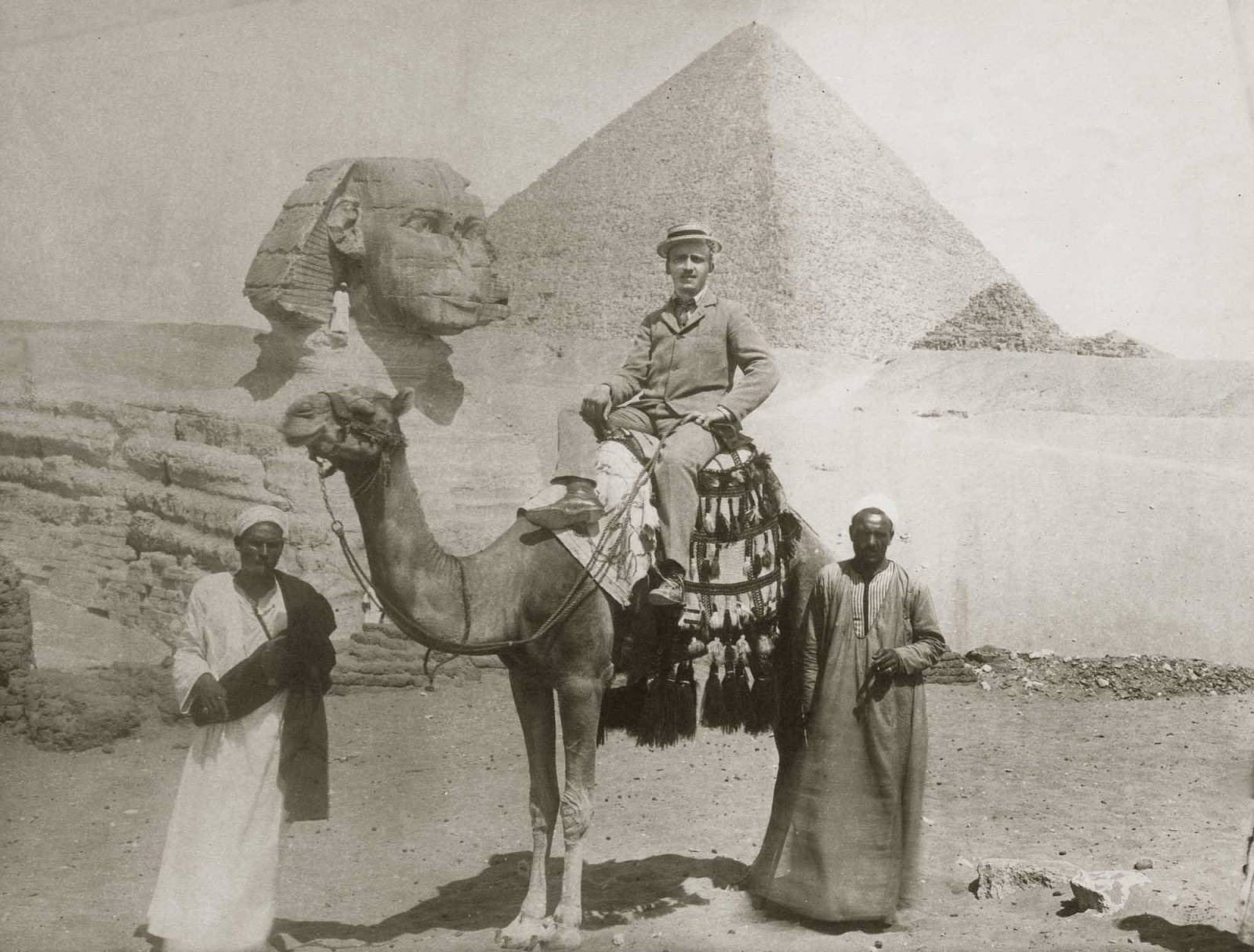 FOTO "PIRAMIDI" (In visita alle Piramidi di Giza, Egitto, ca. 1930).