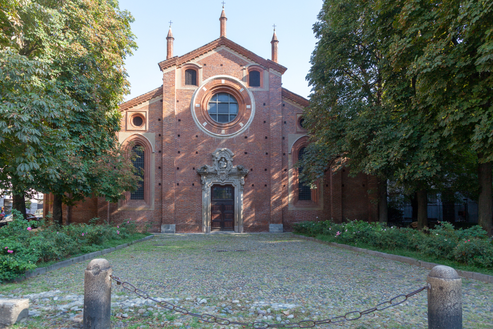 La facciata della chiesa quattrocentesca di San Pietro in Gessate / foto Shutterstock