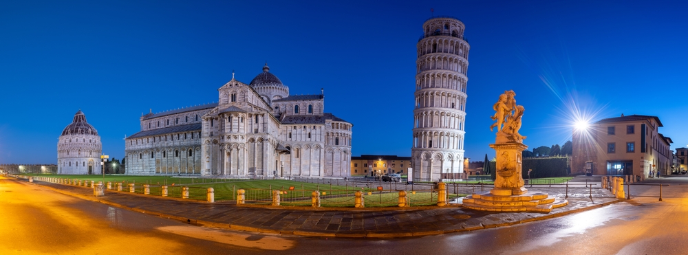 Pisa, piazza dei Miracoli al tramonto / foto Shutterstock