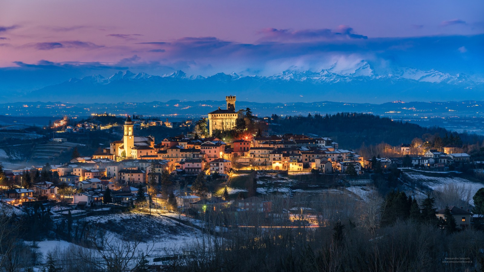 Scarica Dipinto Ad Acquerello Di Uno Spazio All'Aperto Con Colonne E Fiori Sfondi M9nkgisjo
