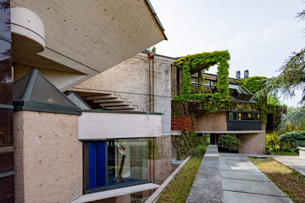 I volumi e le linee brutaliste di Villa Caffetto